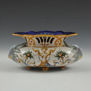 Pequena floreira perfurada com decoração de grotescos